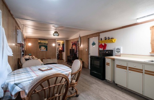Homosassa House | Hippie Head Hotel sweet Homosassa skies are blue Pets stay free too!