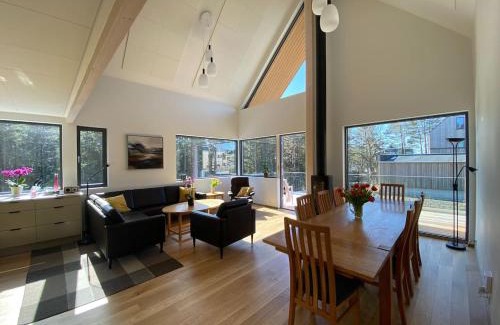 Kolbjørnsvik Villa | Hisøy, Modern, spacious house near the forest, wifi and free parking