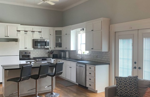 Kyle House | Historic 1904 Home w/Granite Kitchen, Fireplace, Treehouse! Near ATX/San Antonio