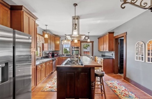 Winesburg House | Historic 200 year old 3-bedroom log house with WiFi and AC in charming Winesburg
