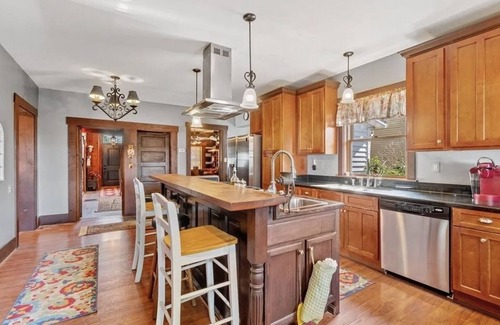 Winesburg House | Historic 200 year old 3-bedroom log house with WiFi and AC in charming Winesburg