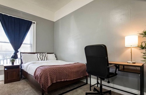 Shelby Park House | Historic 3BR home in Shelby Park by CozySuites