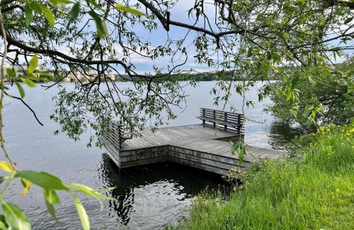 Huvudsta Apartment | Historic apartment near the city by the water