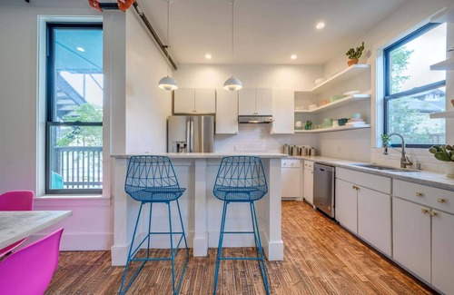 West End House | Historic B&B in Heart of ATX - 3 Suites Sleeps 10