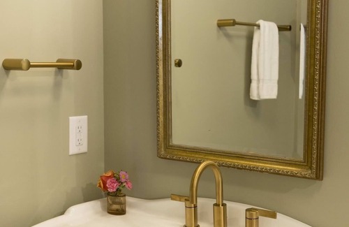 Harleston Village Bed & Breakfast | Historic B&B Veranda King Suite Walk to King