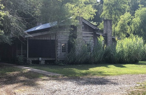Washington Cabin | Historic Bliss Kingbed near crater of diamonds