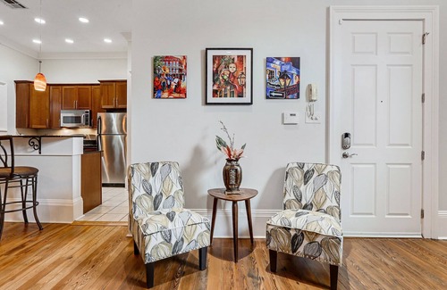 Faubourg Lafayette Condo | Historic Condominium Steps Away from St Charles Ave and Mardi Gras Parade Route