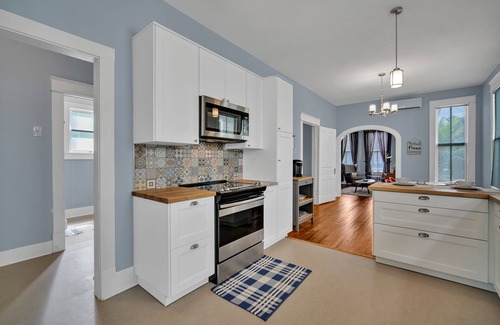 San Jacinto Cottage | Historic Cottage-2 Block Walk to the Beach