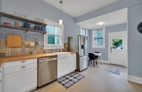 San Jacinto Cottage | Historic Cottage-2 Block Walk to the Beach