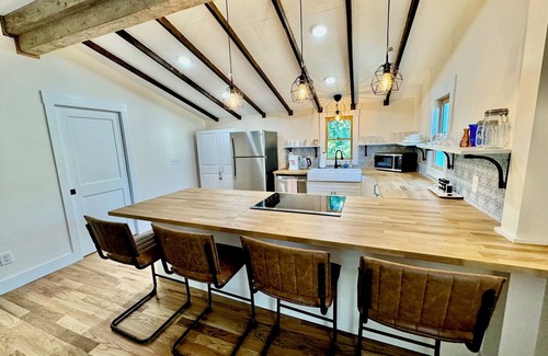Macon House | Historic Cottage Downtown Macon with off street parking