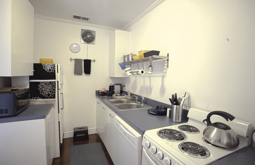 Historic Downtown Savannah Cottage | Historic District Cottage Suite with a Fresh, Youthful Decor.