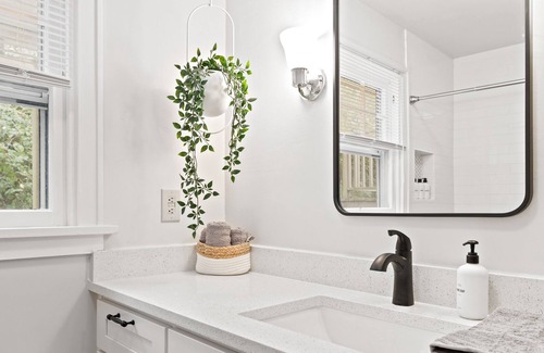 Camas Apartment | Historic Downtown Camas Walkable Apartment