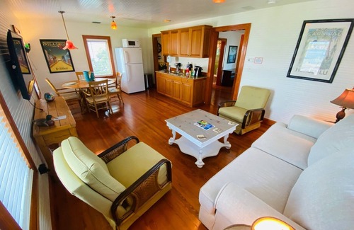 Pass-a-Grille Historic District Apartment | Historic Downtown Pass A Grille Beach 15K Sq Ft!