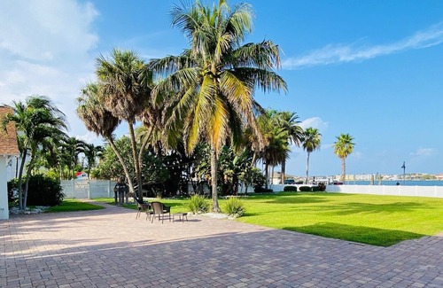 Pass-a-Grille Historic District Apartment | Historic Downtown Pass A Grille Beach 15K SqFt ES
