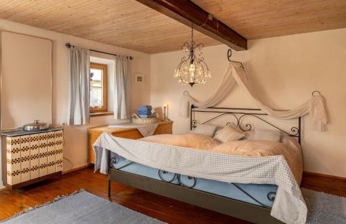 Glatzham House | Historic farmhouse 200 years old meets new