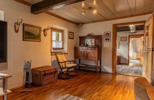 Glatzham House | Historic farmhouse 200 years old meets new