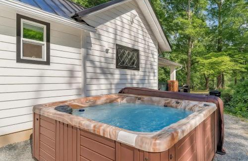 Roanoke House | Historic Farmhouse 5 acres Hot Tub Parkway Access