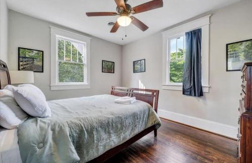 Roanoke House | Historic Farmhouse 5 acres Hot Tub Parkway Access