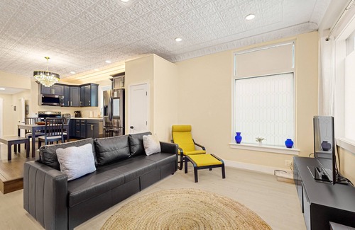 Rutland House | Historic, fully remodeled dog-friendly home with a full kitchen, washer/dryer