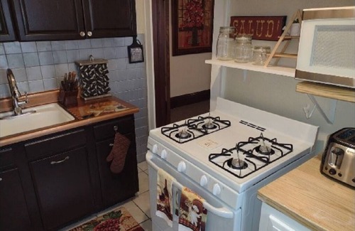 Highland Square Apartment | Historic Highland Square 2bdrm Apartment