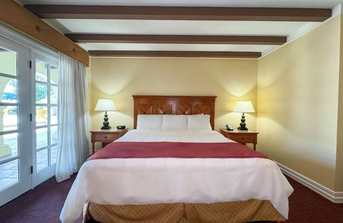Western Division Hotel | Historic Laredo Retreat w/Courtyard Pool, Onsite Dining & Border Views
