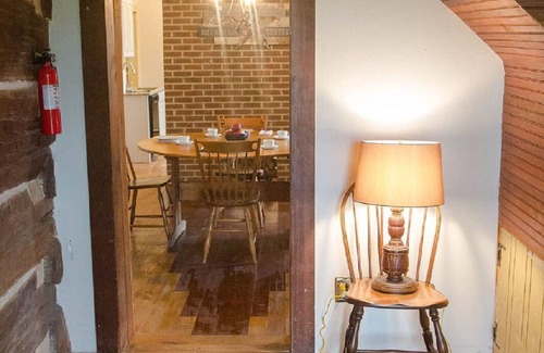 Winchester Cabin | Historic Log Cabin - Farm - Near RRG and Lex. Winter retreat rates available