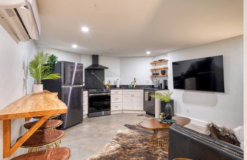 Alphabet Historic District Apartment | Historic Nob Hill 2BR | Prime Walkable Spot