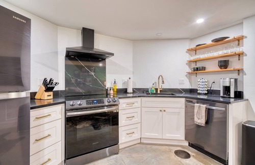 Alphabet Historic District Apartment | Historic Nob Hill 2BR | Prime Walkable Spot