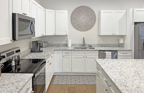 Loudon House | Historic Renovated 4-BD Townhome - Scenic Side