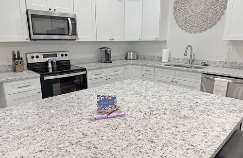 Loudon House | Historic Renovated 4-BD Townhome - Scenic Side