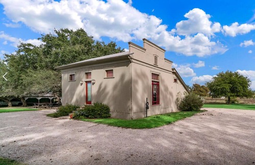 San Antonio House | Historic Stagecoach private home, beautiful pool, close to Sea World & Lackland