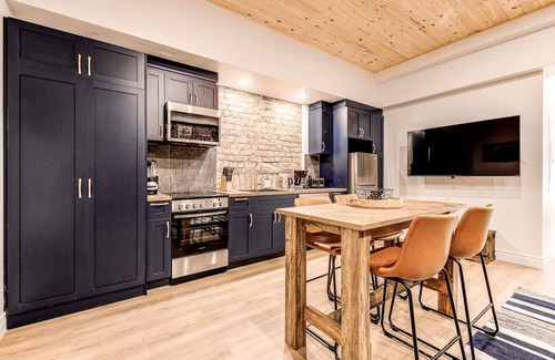 Vieux-Quebec-Cap-Blanc-colline Parlementaire Hotel | Historic Two Bedroom Facing Parliament