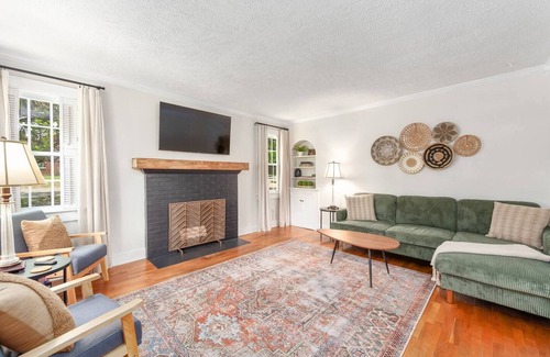 Jackson House | Historic Westwood Cottage, 3 bedroom, sleeps 6