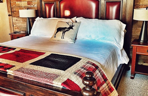Idyllwild Cabin | Historic Writers Lodge w/spa as featured in San Diego Magazine. Walk to town.