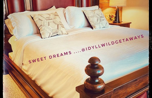 Idyllwild Cabin | Historic Writers Lodge w/spa as featured in San Diego Magazine. Walk to town.