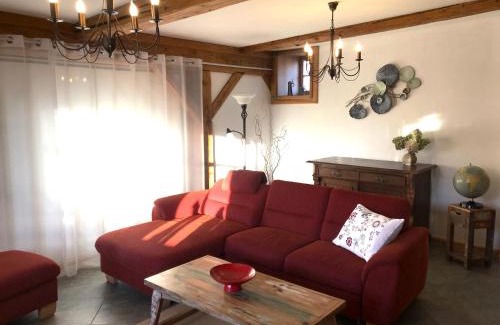 Laucha Apartment | Historisches Fachwerk-Ferienhaus mit Weinkeller und Garten, gute Lage
