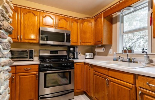 Akron House | Hite Street 3 Bedroom Home with Fireplace sleeps 8