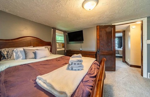 Akron House | Hite Street 3 Bedroom Home with Fireplace sleeps 8