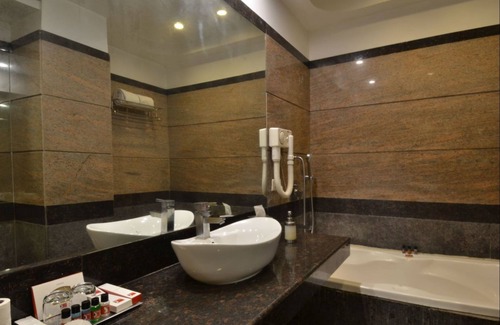 Amritsar Hotel | HK Clarks Inn, Amritsar