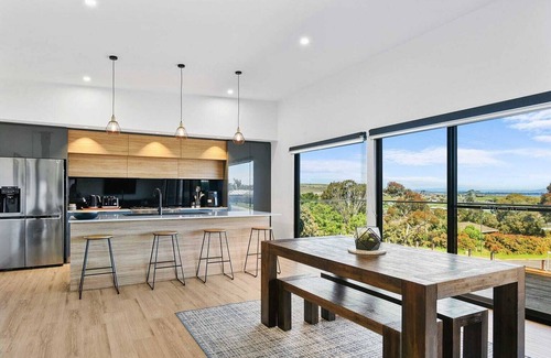 Sorell House | Hobart Haven: Scenic 4BR - Mountain & Water Views Pet friendly & perfect 4groups
