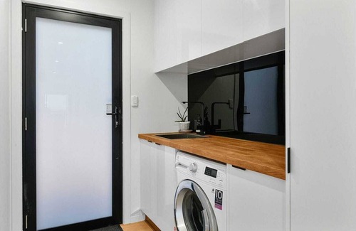 Sorell House | Hobart Haven: Scenic 4BR - Mountain & Water Views Pet friendly & perfect 4groups