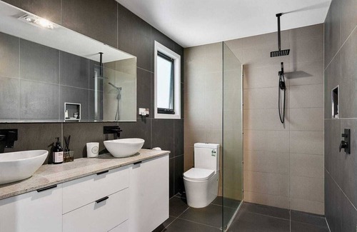Sorell House | Hobart Haven: Scenic 4BR - Mountain & Water Views Pet friendly & perfect 4groups