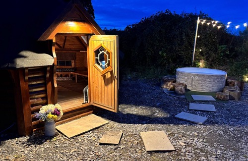 Dwyran Cabin | Hobbit Haven Hot Tub and Countryside Bliss