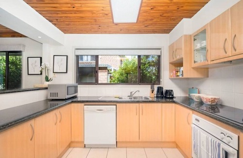 Robertson House | Hobbit House Inspired 4BR cozy Fairytale Cottage