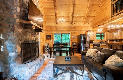 South Bloomingville Cabin | Hocking Hills Paradise! 🌿 Hot Tub ~ Near Caves ~ WiFi ~ Serene, Secluded 🌿