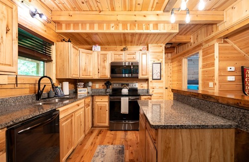 South Bloomingville Cabin | Hocking Hills Paradise! 🌿 Hot Tub ~ Near Caves ~ WiFi ~ Serene, Secluded 🌿