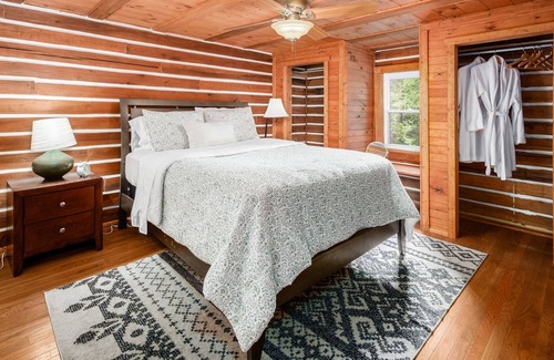 Ray Cabin | Hocking Hills Hiking and Fishing -PET FRIENDLY-