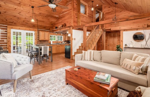 Ray Cabin | Hocking Hills Hiking and Fishing -PET FRIENDLY-