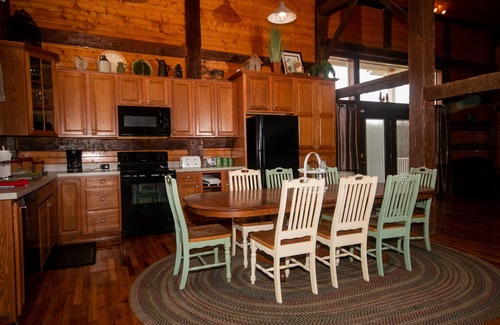 New Plymouth Cabin | Hocking Hills Lodge w/hottub,10acre lake, with Basketball & Pickleball court