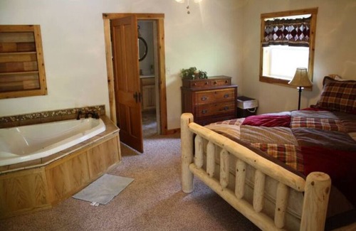 Logan Cabin | Hocking Hills Lodge on 80 acres -HotTub & GameRoom